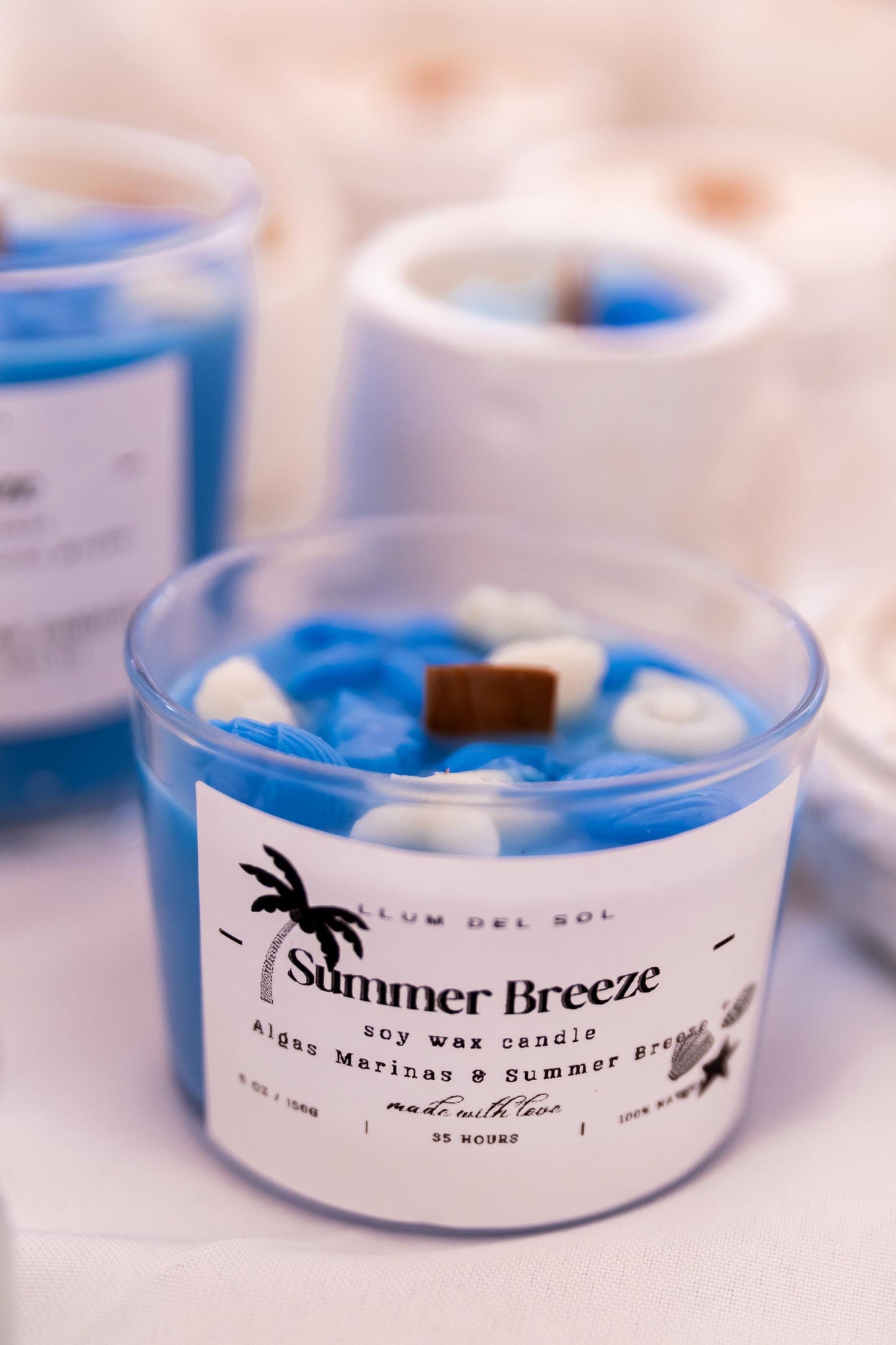 Ocean Breeze Soy Candle: Coastal Decor with Wooden Wick & Seashells