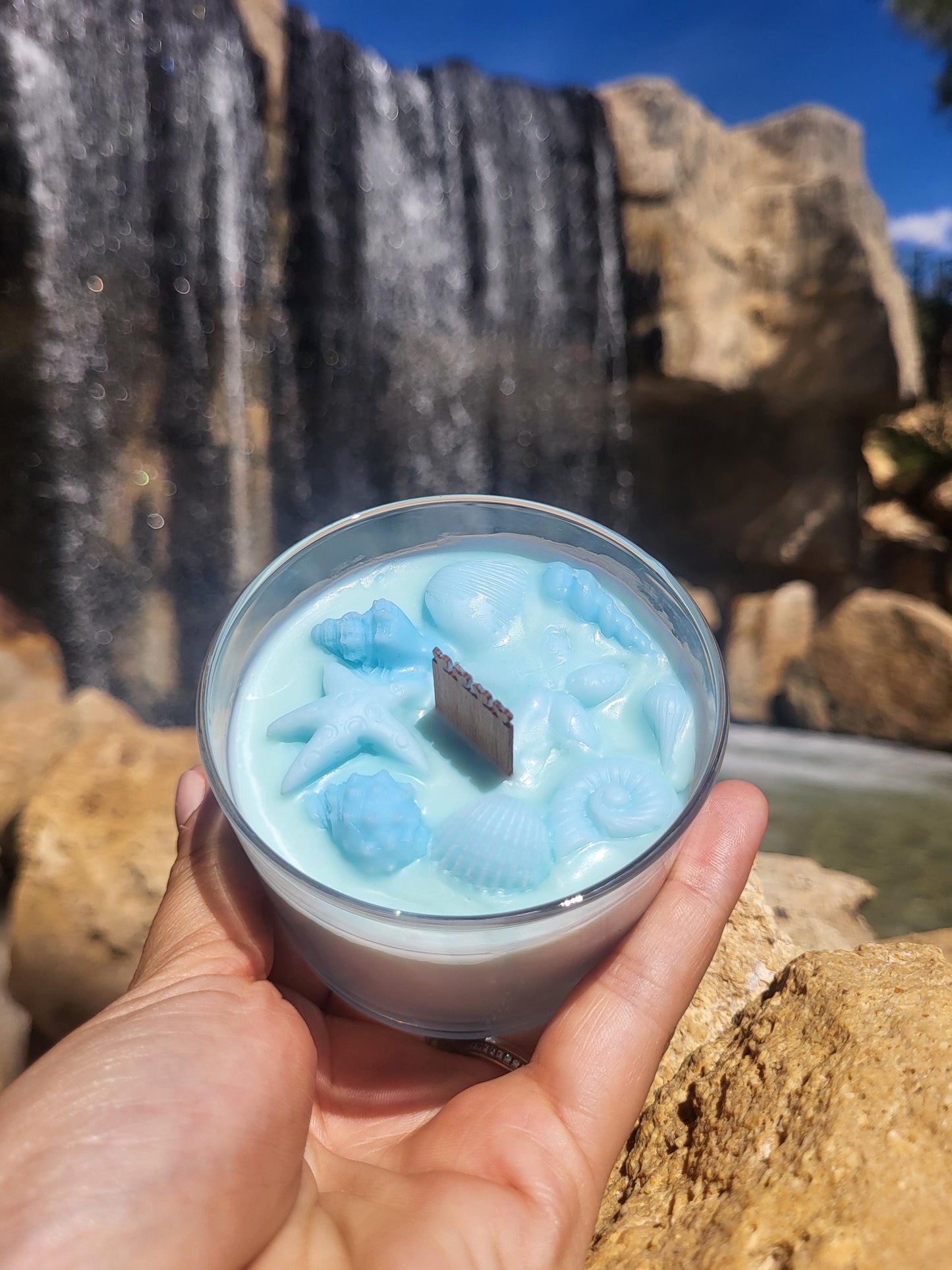 Ocean Breeze Soy Candle: Coastal Decor with Wooden Wick & Seashells