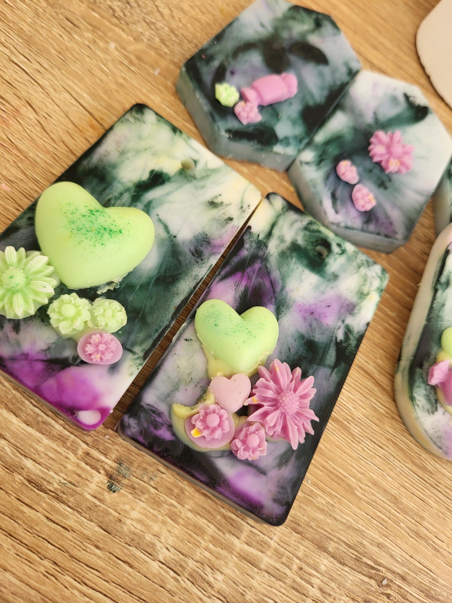 Sachet de cire botanique : tablette parfumée Olive Grove, incrustations florales
