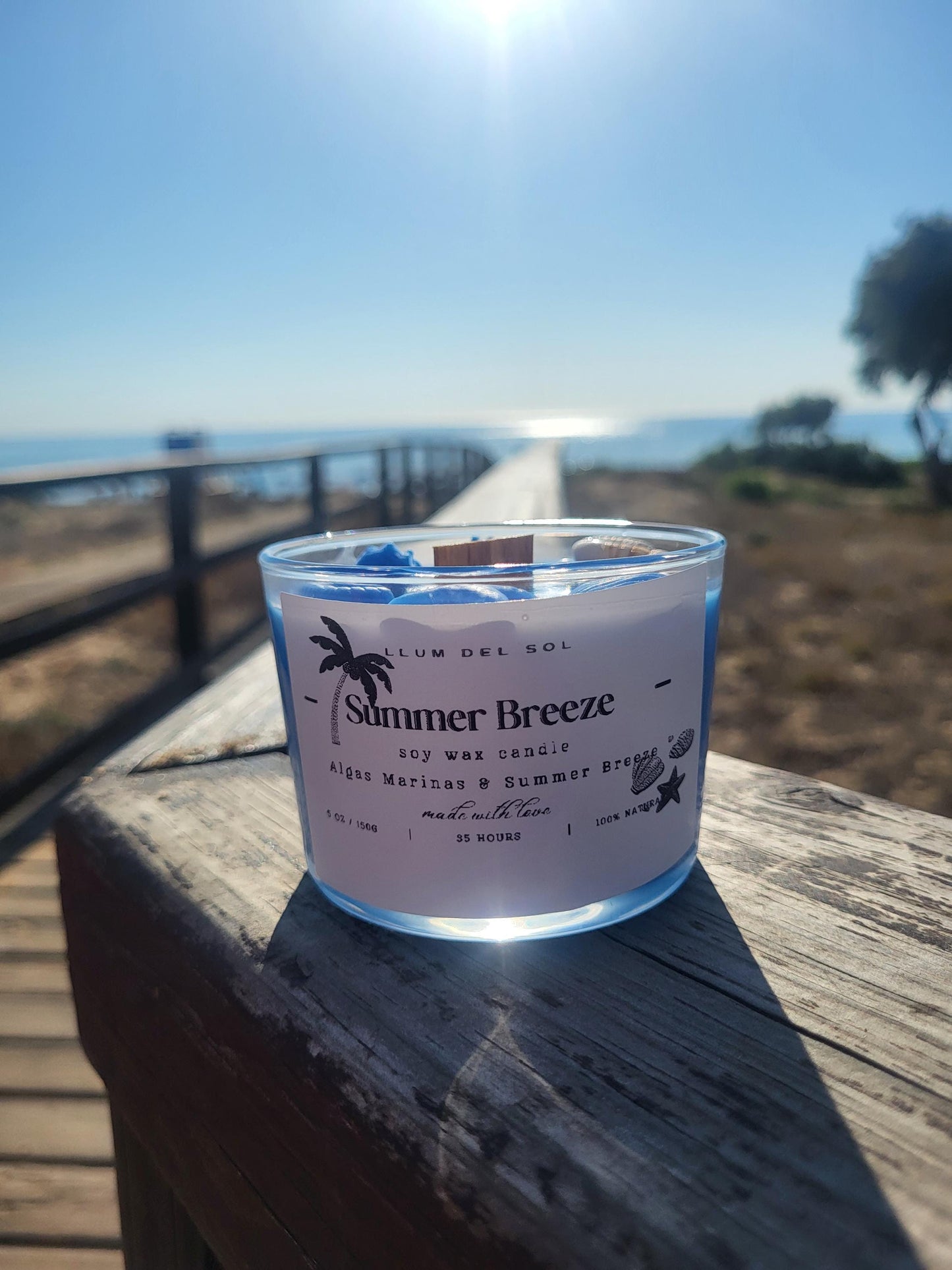 Ocean Breeze Soy Candle: Coastal Decor with Wooden Wick & Seashells