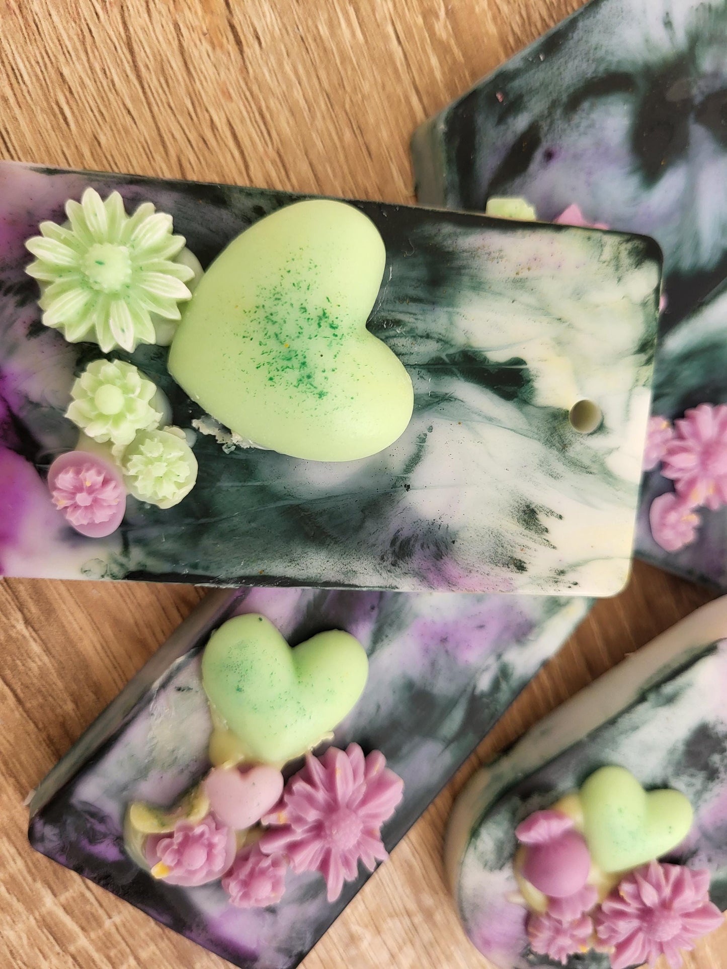 Sachet de cire botanique : tablette parfumée Olive Grove, incrustations florales