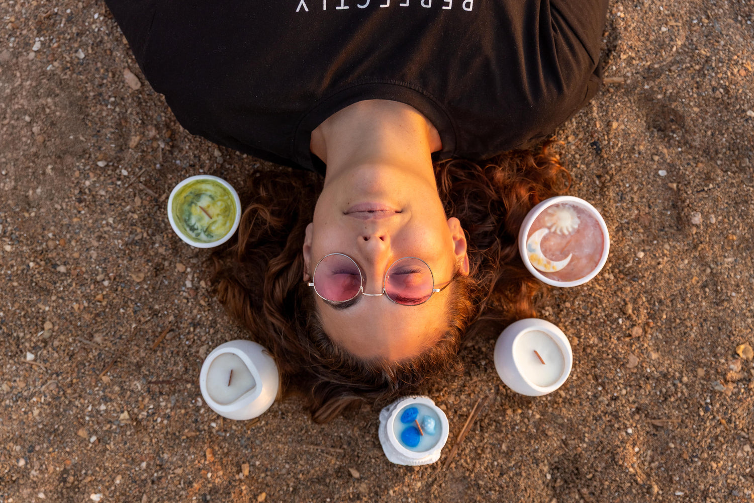 The creator of Llum del sol surrounded by her 5 signature candle collection : Amanecer, Paseo del Mar, Siesta en el Olivar, Atardecer Dorado and Noche Serena. 