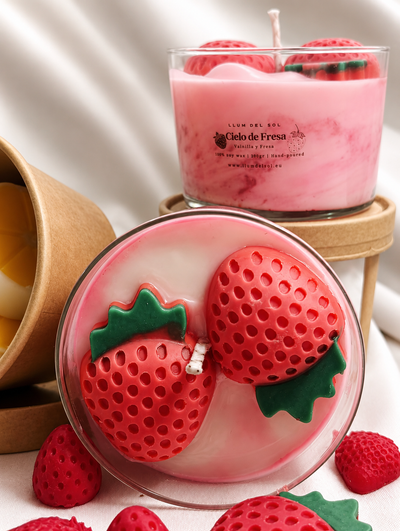 Vela con decoración de fresas y fragrancia de fresa