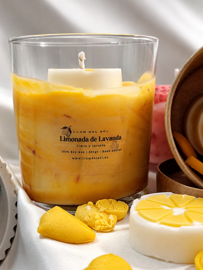 Vela de cera de soja amarilla con aroma de limon y lavanda en un envase grande