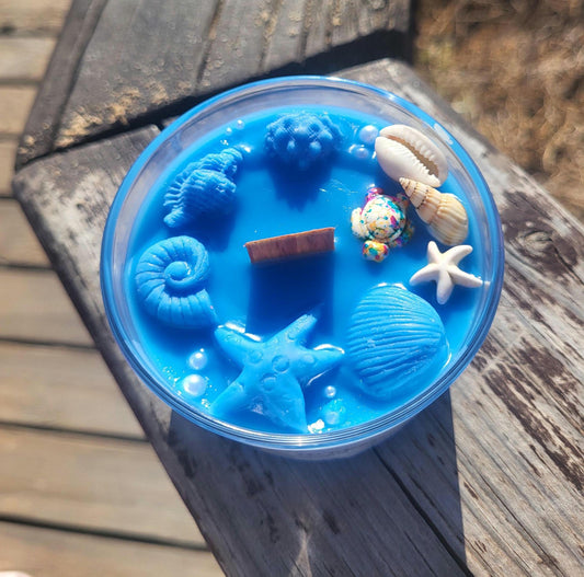 Ocean Breeze Soy Candle: Coastal Decor with Wooden Wick & Seashells
