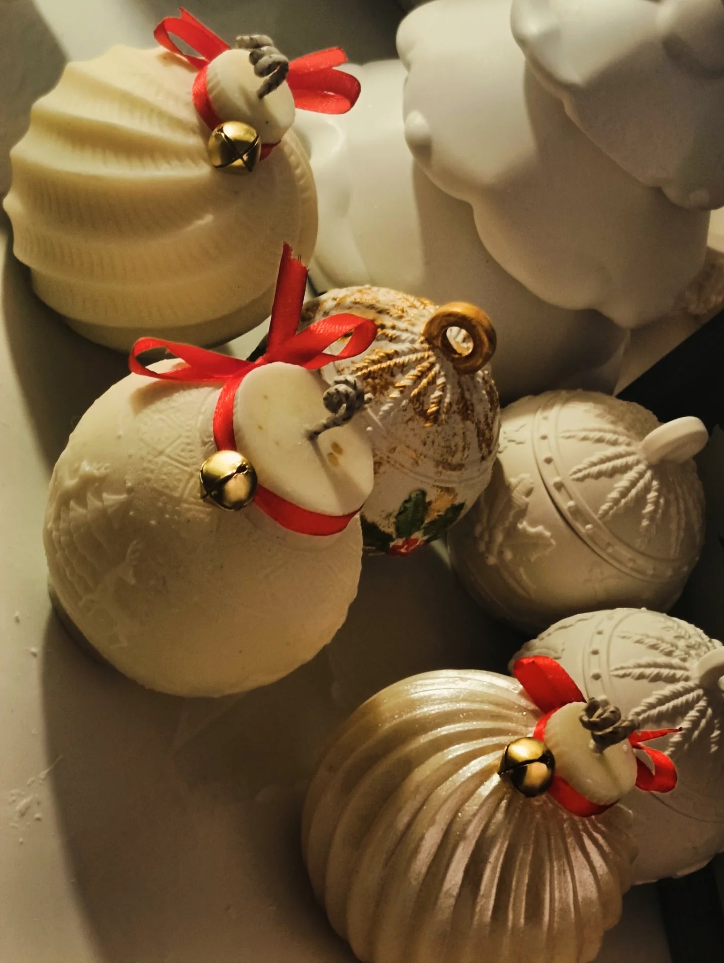 Christmas Bubble Candle – Handmade Festive Ornament Candle